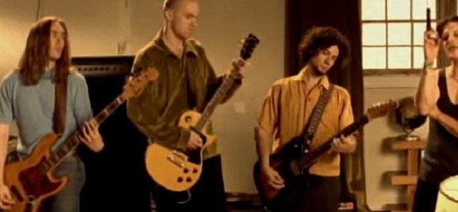 Videoclip: Toes across the floor