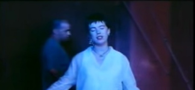 Videoclip: Bizarre love triangle