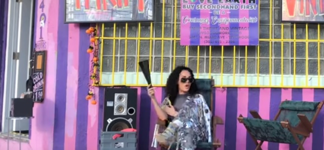 Videoclip: The Queen is here