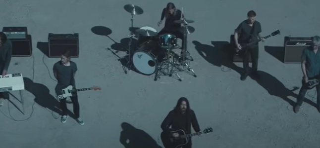 Videoclip: Waiting on a war